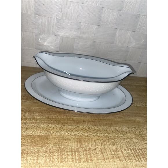 Noritake Buckingham 6438 Gravy Boat Attached Plate Retired Platinum Band - Picture 1 of 6